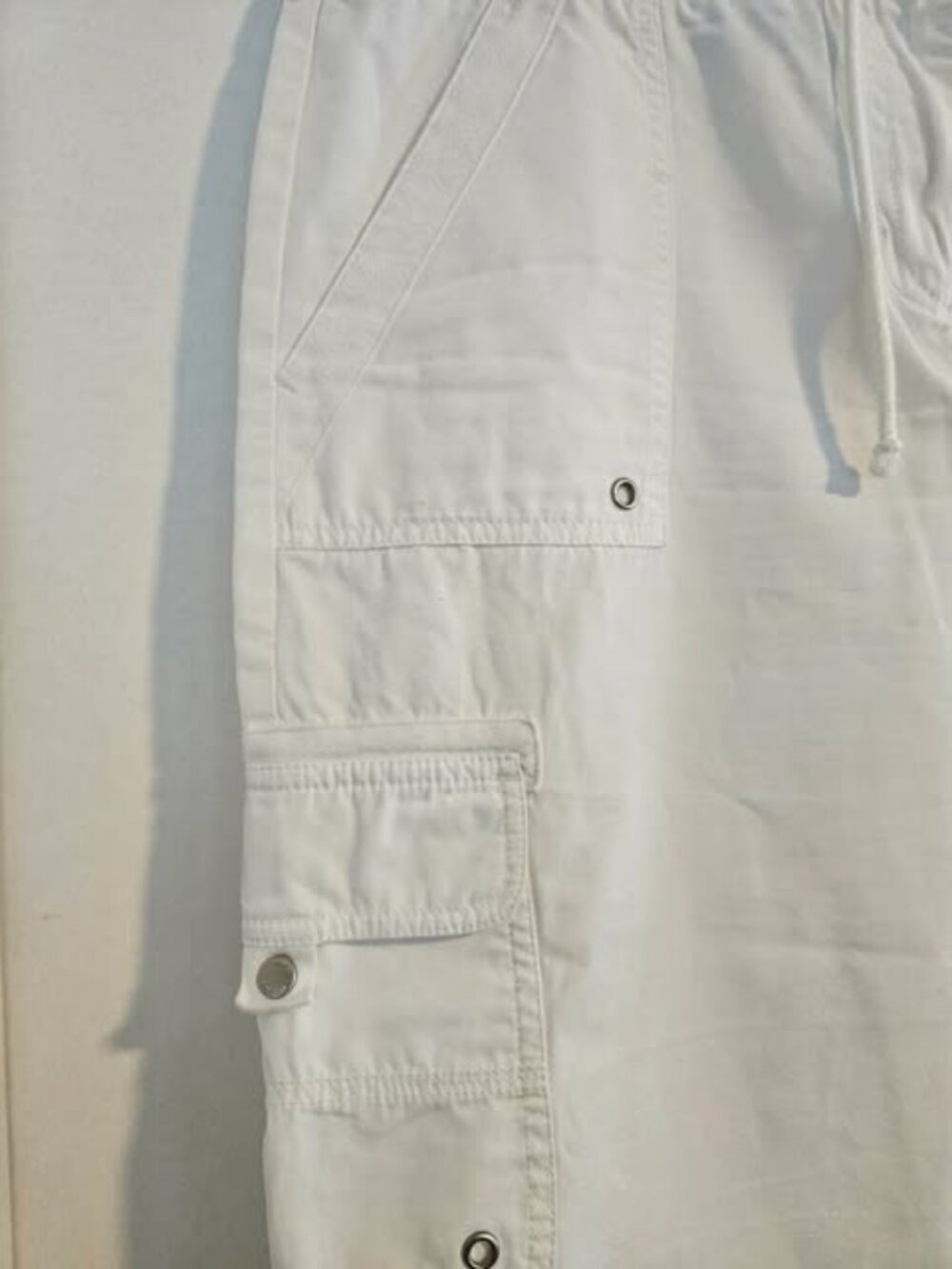 Jones New York Signature White Cargo Capris Size 12 Drawstring Waist Cuffed Hem - Picture 4 of 6